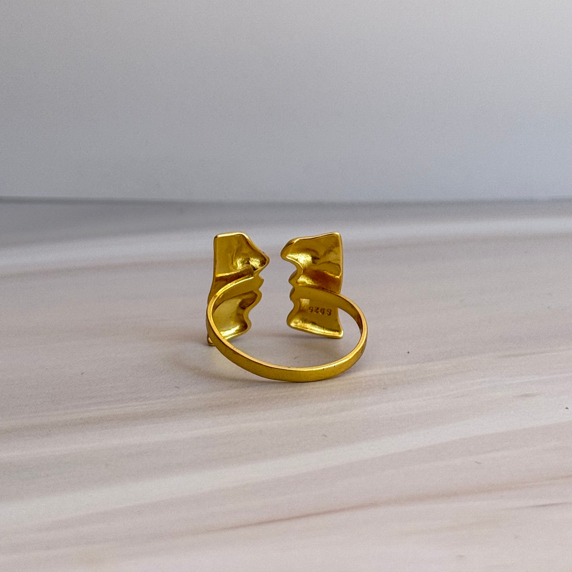 Kiss Ring